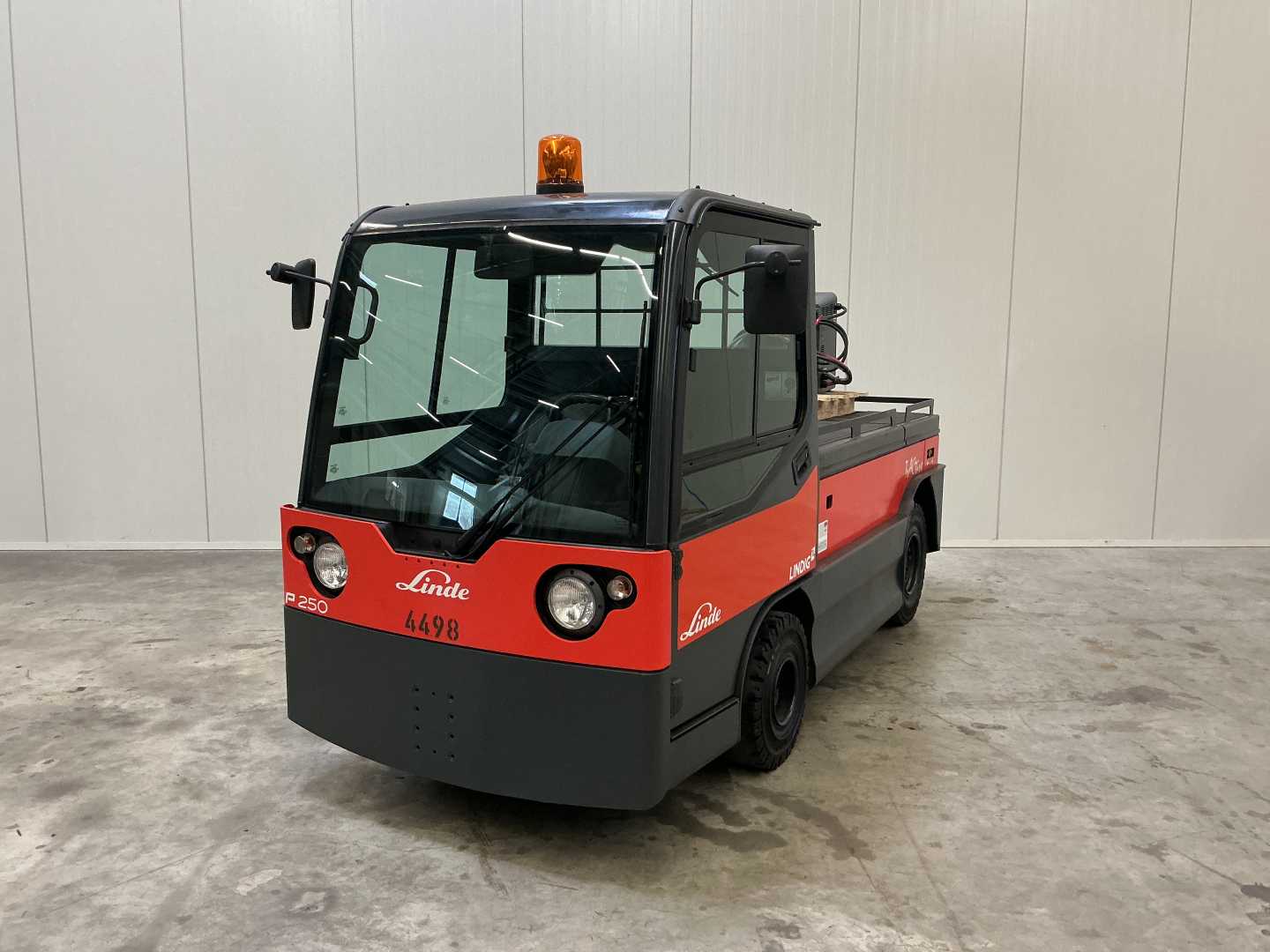 Carretilla elevadora segunda mano LINDE P250 ELEKTRO SCHLEPPER (13050236)