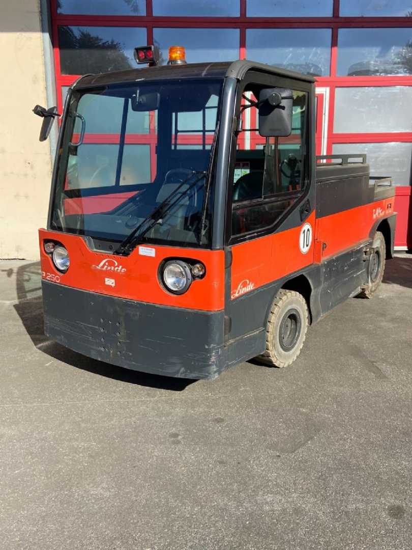 Carretilla elevadora segunda mano LINDE P250 ELEKTRO SCHLEPPER (13070714)