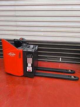 Carretilla elevadora segunda mano LINDE T20 SP  ELEKTRO NIEDERHUBWAGENFAHRERSTAND (13031424) backdrop
