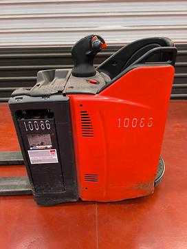 Carretilla elevadora segunda mano LINDE T20 SP ( HORQUILLAS 1800 ) ELEKTRO NIEDERHUBWAGENFAHRERSTAND (13036733) backdrop