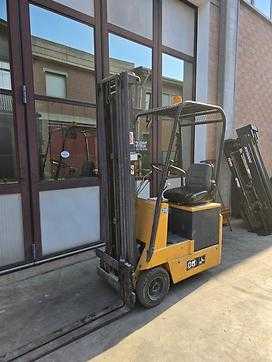 Carretilla elevadora segunda mano OM E8 ELEKTRO DREIRADFRONTSTAPLER (13056810)