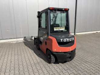 Carretilla elevadora segunda mano TOYOTA 02-8F DF 25 DIESEL VIERRADFRONTSTAPLER (13068241)