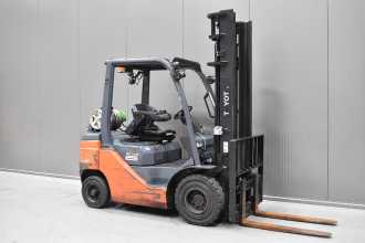 Carretilla elevadora segunda mano TOYOTA 02-8FGF25 /58291/ GAS VIERRADFRONTSTAPLER (13066175) backdrop