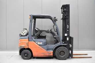 Carretilla elevadora segunda mano TOYOTA 02-8FGF25 /58291/ GAS VIERRADFRONTSTAPLER (13066175)