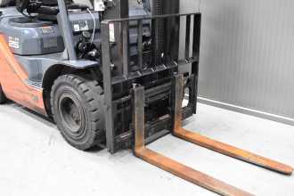Carretilla elevadora segunda mano TOYOTA 02-8FGF25 /58291/ GAS VIERRADFRONTSTAPLER (13066175)