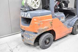 Carretilla elevadora segunda mano TOYOTA 02-8FGF25 /58291/ GAS VIERRADFRONTSTAPLER (13066175)