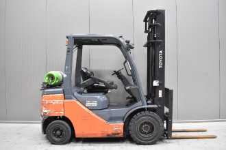 Carretilla elevadora segunda mano TOYOTA 02-8FGF25 /58293/ GAS VIERRADFRONTSTAPLER (13066177)