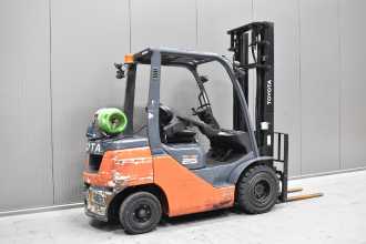 Carretilla elevadora segunda mano TOYOTA 02-8FGF25 /58293/ GAS VIERRADFRONTSTAPLER (13066177)