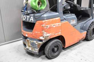 Carretilla elevadora segunda mano TOYOTA 02-8FGF25 /58293/ GAS VIERRADFRONTSTAPLER (13066177)