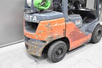 Carretilla elevadora segunda mano TOYOTA 02-8FGF25 /58294/ GAS VIERRADFRONTSTAPLER (13066952)