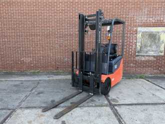 Carretilla elevadora segunda mano TOYOTA 7FBEST15 ELEKTRO DREIRADFRONTSTAPLER (13059464)