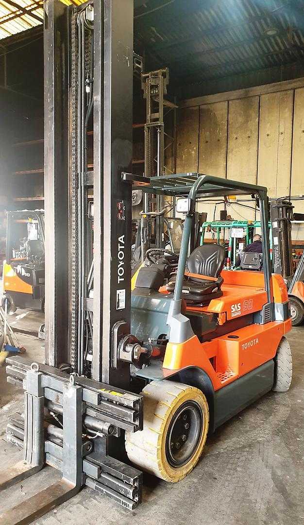Carretilla elevadora segunda mano TOYOTA 7FBMF50 ELEKTRO VIERRADFRONTSTAPLER (12399680)
