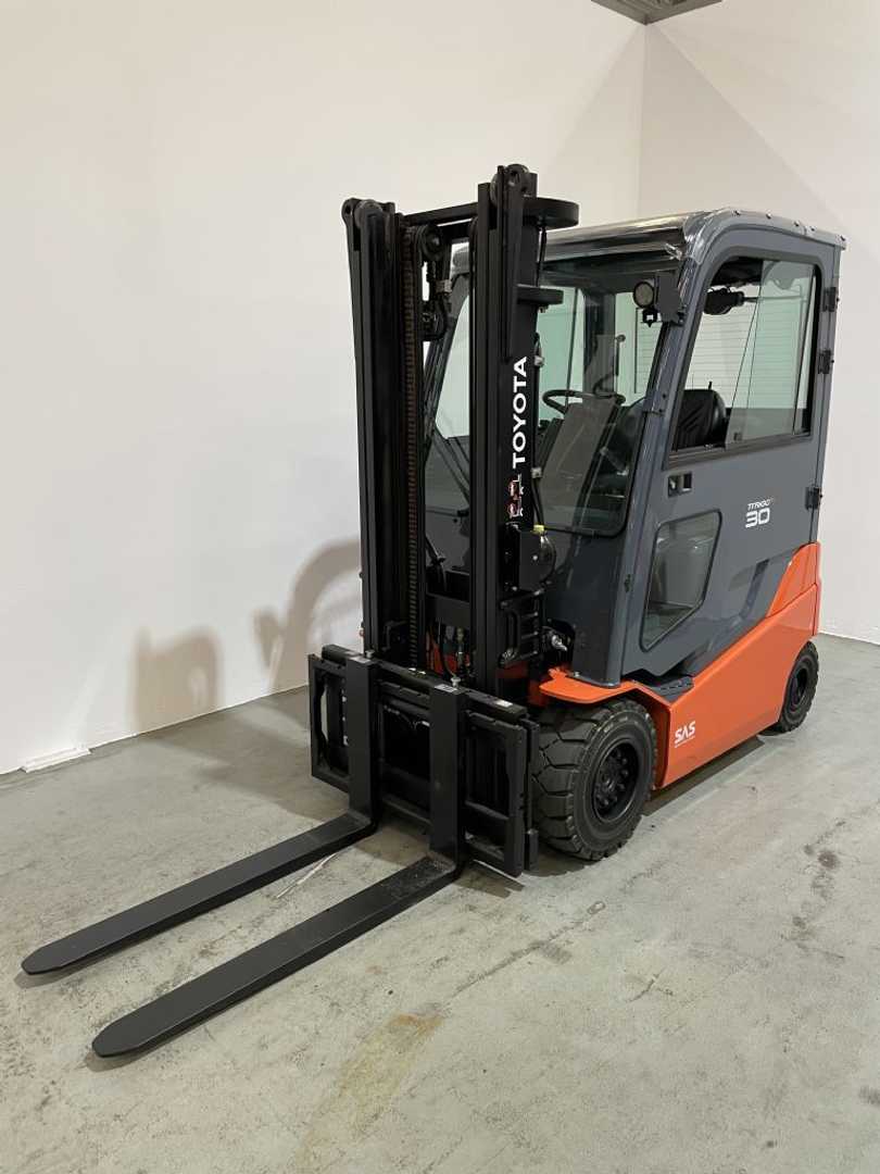 Carretilla elevadora segunda mano TOYOTA 8FBMKT30 *sofort verfügbar* ELEKTRO VIERRADFRONTSTAPLER (13067882)