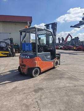 Carretilla elevadora segunda mano TOYOTA 8FBMT35 ELEKTRO VIERRADFRONTSTAPLER (13067813)
