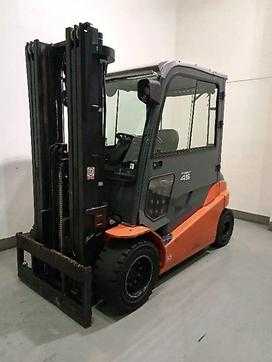 Carretilla elevadora segunda mano TOYOTA 8FBMT45 ELEKTRO VIERRADFRONTSTAPLER (13012004) backdrop