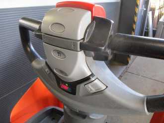 Carretilla elevadora segunda mano TOYOTA LPE200 ELEKTRO NIEDERHUBWAGENFAHRERSTAND (13075563)