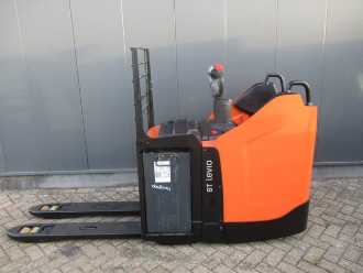 Carretilla elevadora segunda mano TOYOTA LPE250 ELEKTRO NIEDERHUBWAGENFAHRERSTAND (13071852)