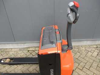 Carretilla elevadora segunda mano TOYOTA LWE160 ELEKTRO NIEDERHUBWAGENDEICHSEL (13033764)