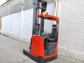 Carretilla elevadora segunda mano TOYOTA RRE140HE ELEKTRO SCHUBMASTSTAPLER (13073989) backdrop