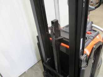 Carretilla elevadora segunda mano TOYOTA SPE120 ELEKTRO HOCHHUBWAGENFAHRERSTAND (13071577)