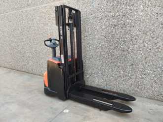 Carretilla elevadora segunda mano TOYOTA SWE120 ELEKTRO HOCHHUBWAGENDEICHSEL (13067365)