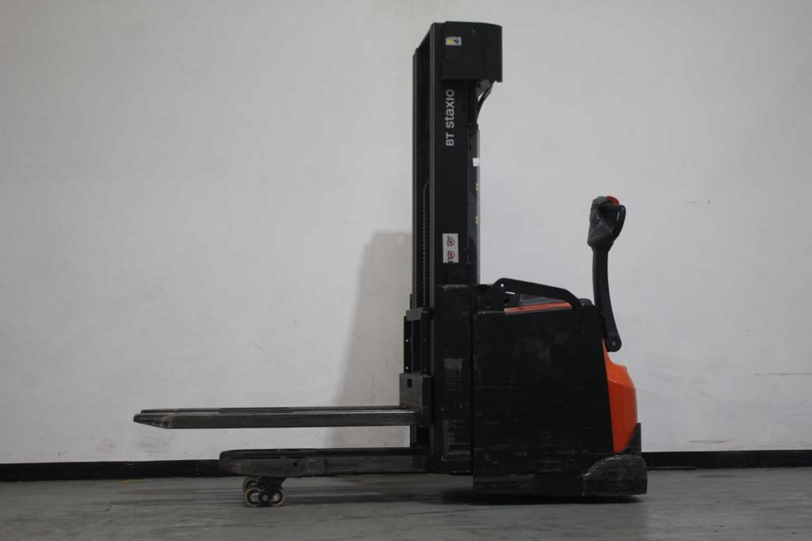 Carretilla elevadora segunda mano TOYOTA SWE160L ELEKTRO HOCHHUBWAGENDEICHSEL (13003433)