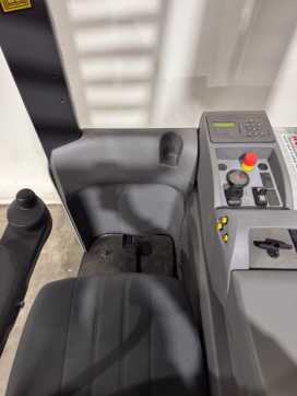 Carretilla elevadora segunda mano UNICARRIERS 100SDTFV570XTF - Teleskopgabeln - Wie Neu! - 1Std. ELEKTRO SEITENSTAPLER (12917267)