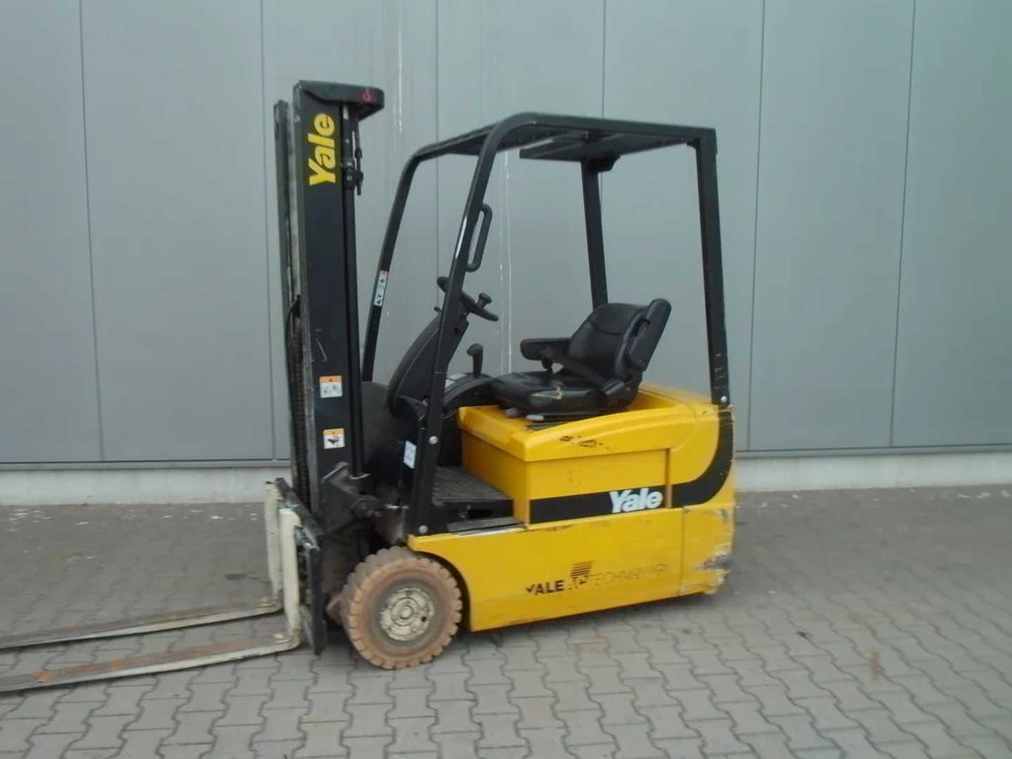 Carretilla elevadora segunda mano YALE ERP18ATF ELEKTRO DREIRADFRONTSTAPLER (13074624)