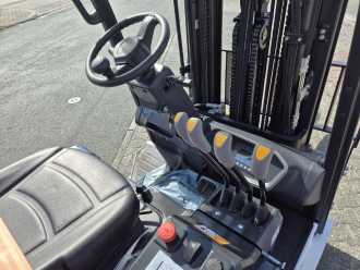 Chariot élévateur d'occasion BOBCAT B 20 NT ELEKTRO DREIRADFRONTSTAPLER (13066319)