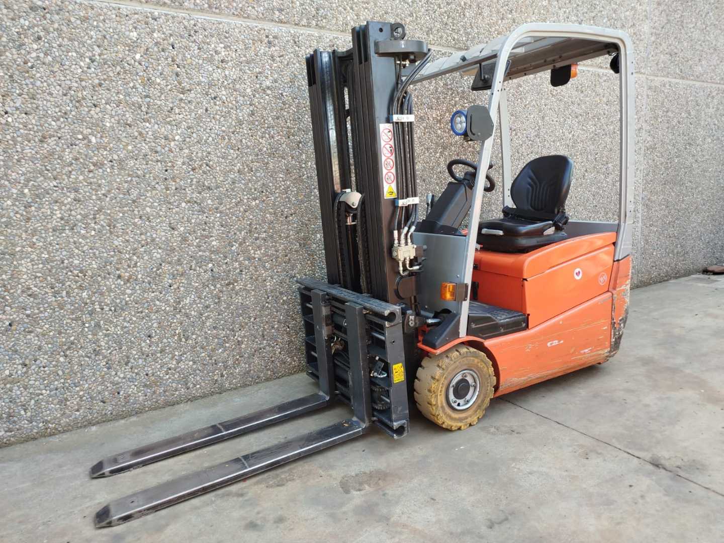 Chariot élévateur d'occasion BT C3E160 ELEKTRO DREIRADFRONTSTAPLER (13068550)