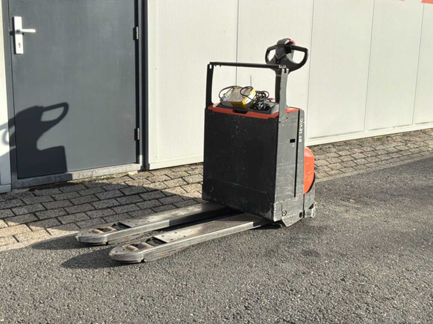 Chariot élévateur d'occasion BT Toyota LWE180 ELEKTRO NIEDERHUBWAGENSEMIELEKTRISCH (13075291)