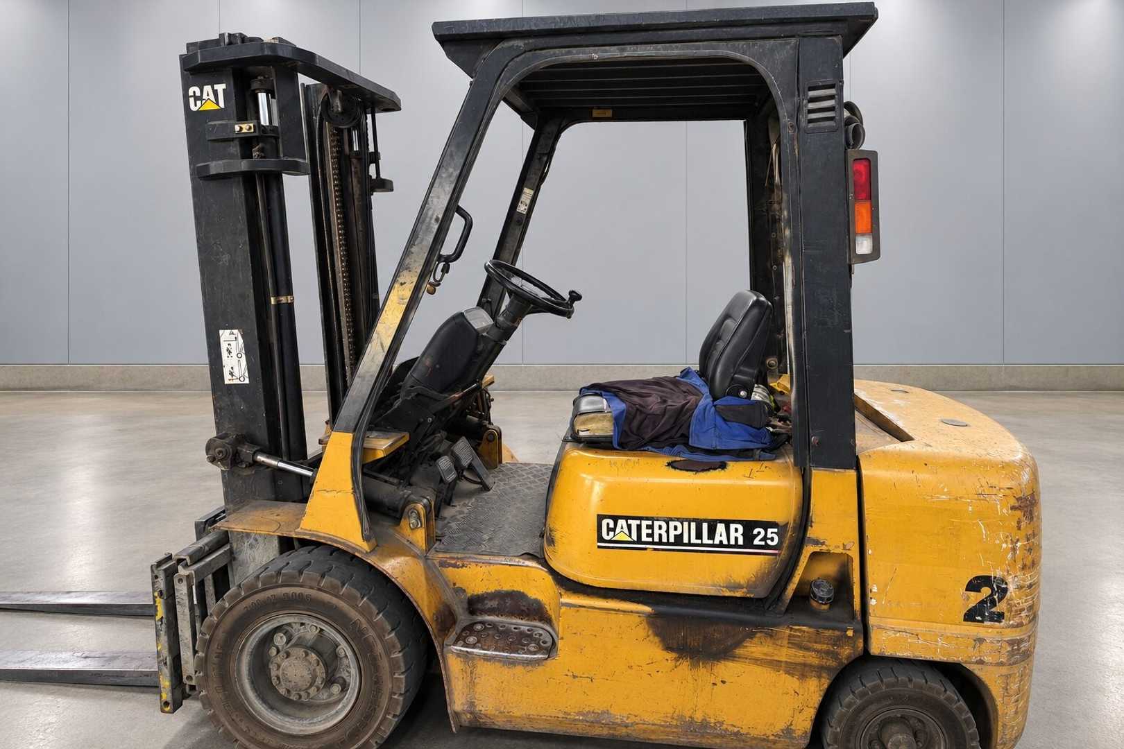 Chariot élévateur d'occasion CATERPILLAR DP 25 K /58724/ DIESEL VIERRADFRONTSTAPLER (13065573)