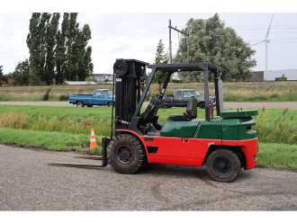 Chariot élévateur d'occasion CATERPILLAR DP40 DIESEL VIERRADFRONTSTAPLER (13065090)