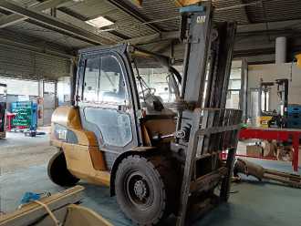 Chariot élévateur d'occasion CATERPILLAR DP50NT DIESEL VIERRADFRONTSTAPLER (12995505)