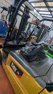 Chariot élévateur d'occasion CATERPILLAR EP25N ELEKTRO VIERRADFRONTSTAPLER (13055738)