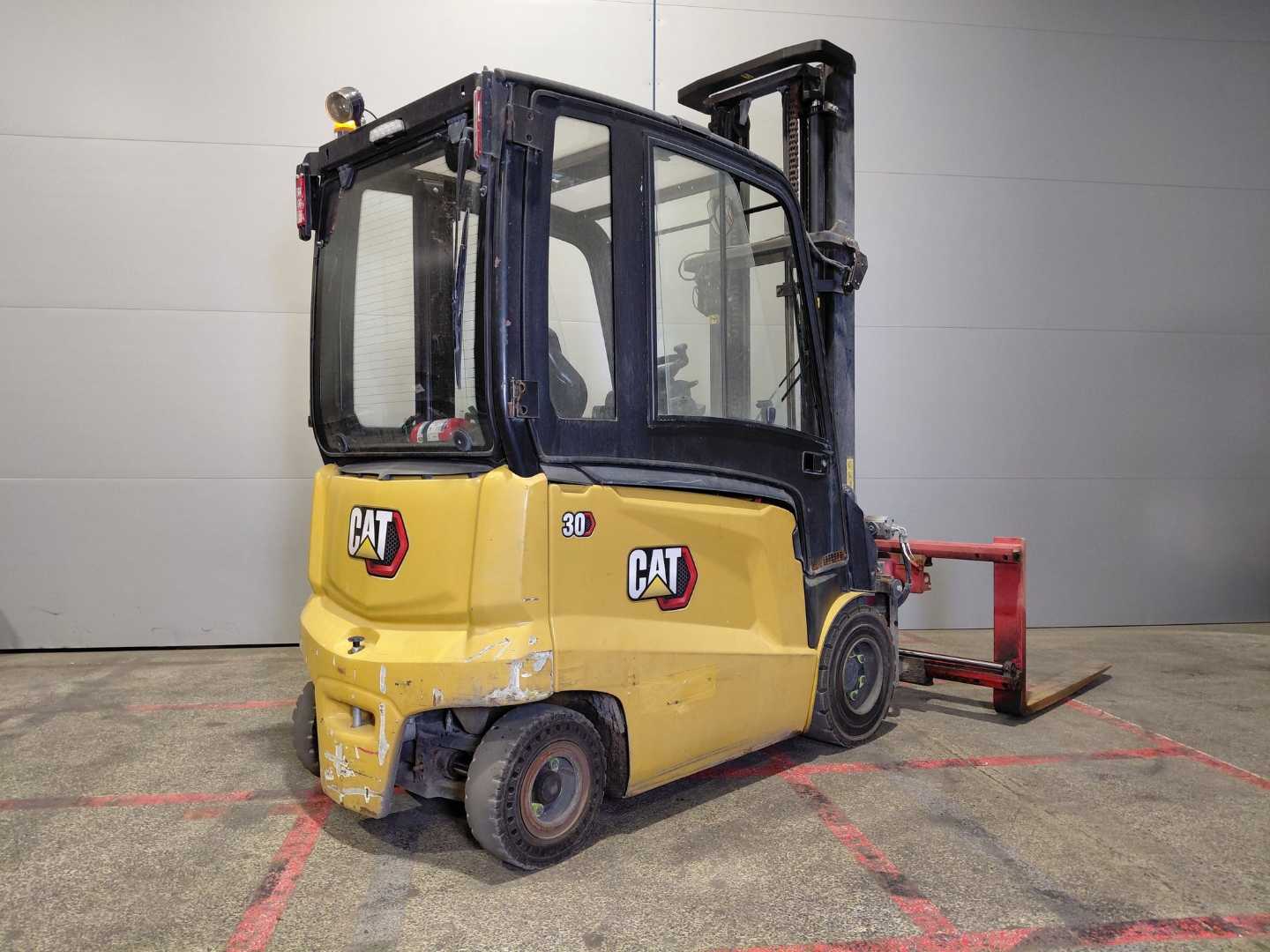 Chariot élévateur d'occasion CATERPILLAR EP30CN ELEKTRO VIERRADFRONTSTAPLER (13037349)