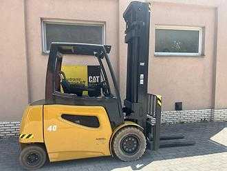 Chariot élévateur d'occasion CATERPILLAR EP40C2 ELEKTRO VIERRADFRONTSTAPLER (12983988)