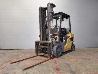 Chariot élévateur d'occasion CATERPILLAR GP25NTD GAS VIERRADFRONTSTAPLER (13076466)