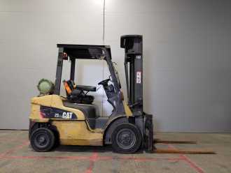 Chariot élévateur d'occasion CATERPILLAR GP25NTD GAS VIERRADFRONTSTAPLER (13076466)