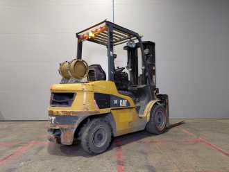 Chariot élévateur d'occasion CATERPILLAR GP30NTD GAS VIERRADFRONTSTAPLER (13037913)