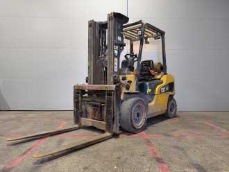 Chariot élévateur d'occasion CATERPILLAR GP30NTD GAS VIERRADFRONTSTAPLER (13037913)
