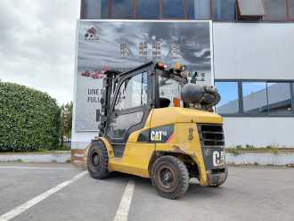 Chariot élévateur d'occasion CATERPILLAR GP45NTD GAS VIERRADFRONTSTAPLER (13037617)
