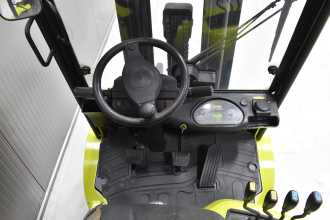 Chariot élévateur d'occasion CLARK GTS 25L /57447/ GAS VIERRADFRONTSTAPLER (13032041)