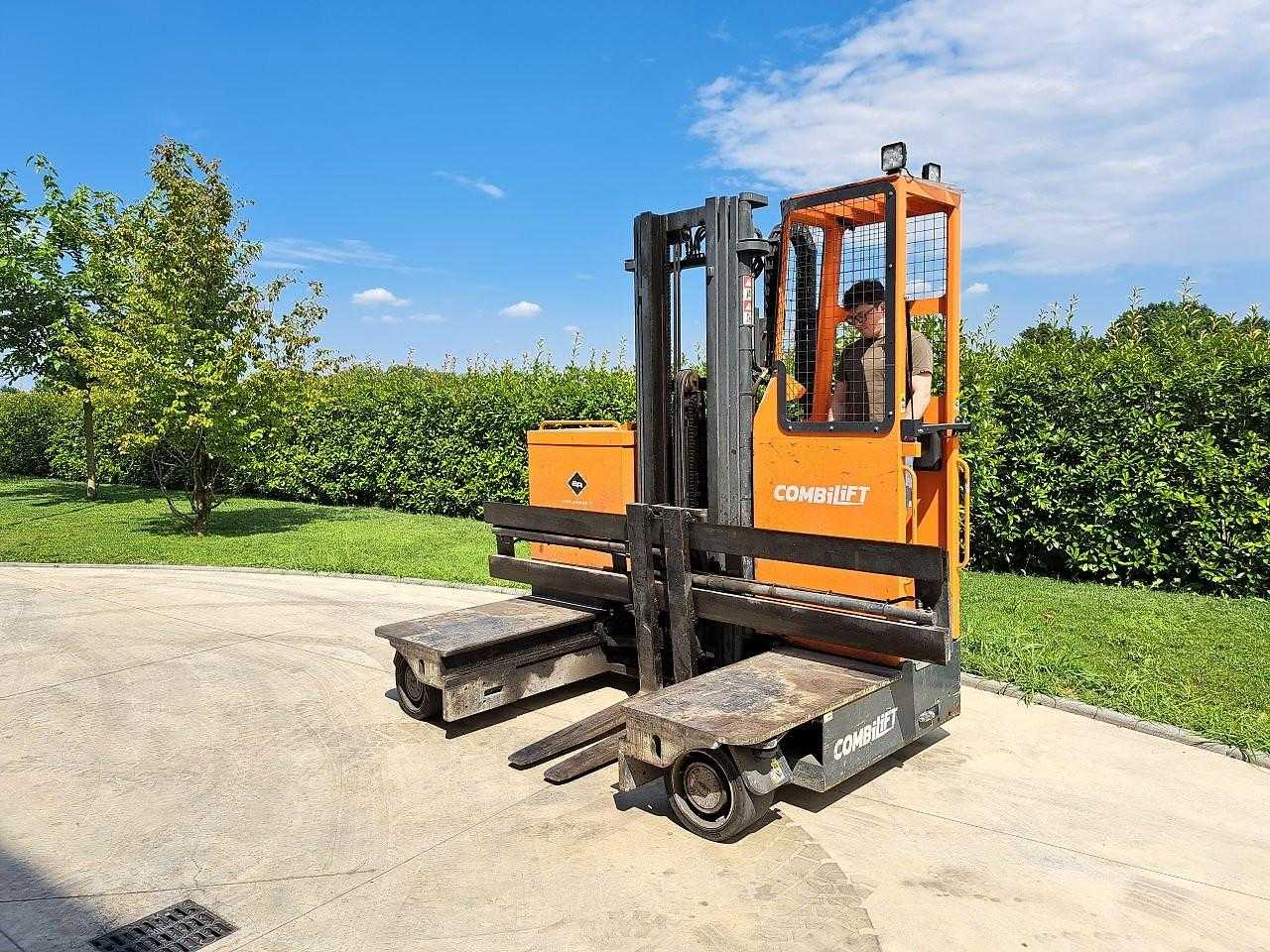 Chariot élévateur d'occasion COMBILIFT C2500STE ELEKTRO VIERWEGESTAPLER (12978328)