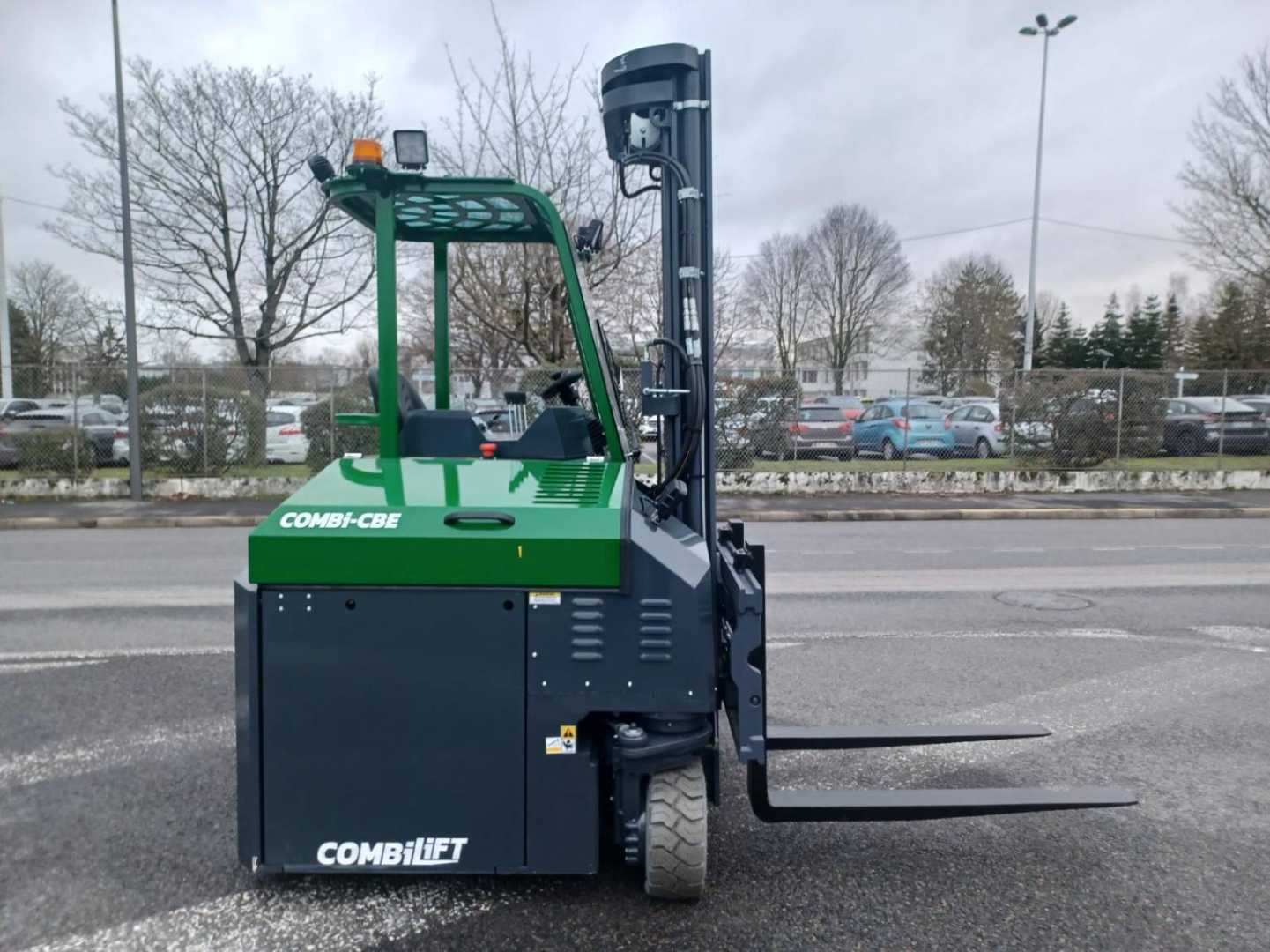 Chariot élévateur d'occasion COMBILIFT CBE3000 ELEKTRO VIERWEGESTAPLER (12773150)