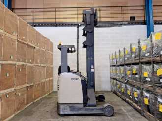 Chariot élévateur d'occasion CROWN ESR 5260 ELEKTRO SCHUBMASTSTAPLER (12968487)