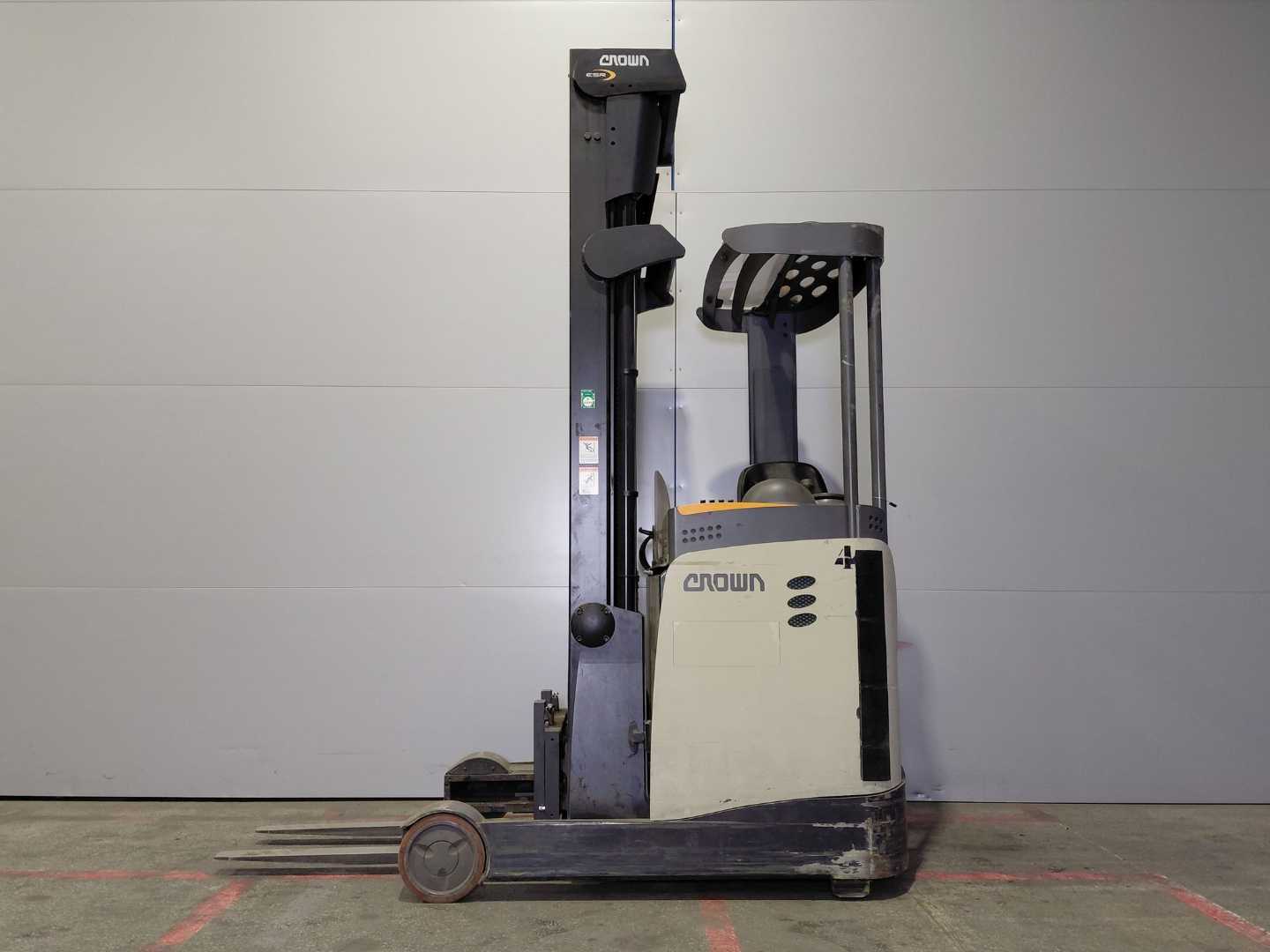Chariot élévateur d'occasion CROWN ESR 5260 ELEKTRO SCHUBMASTSTAPLER (13048326)