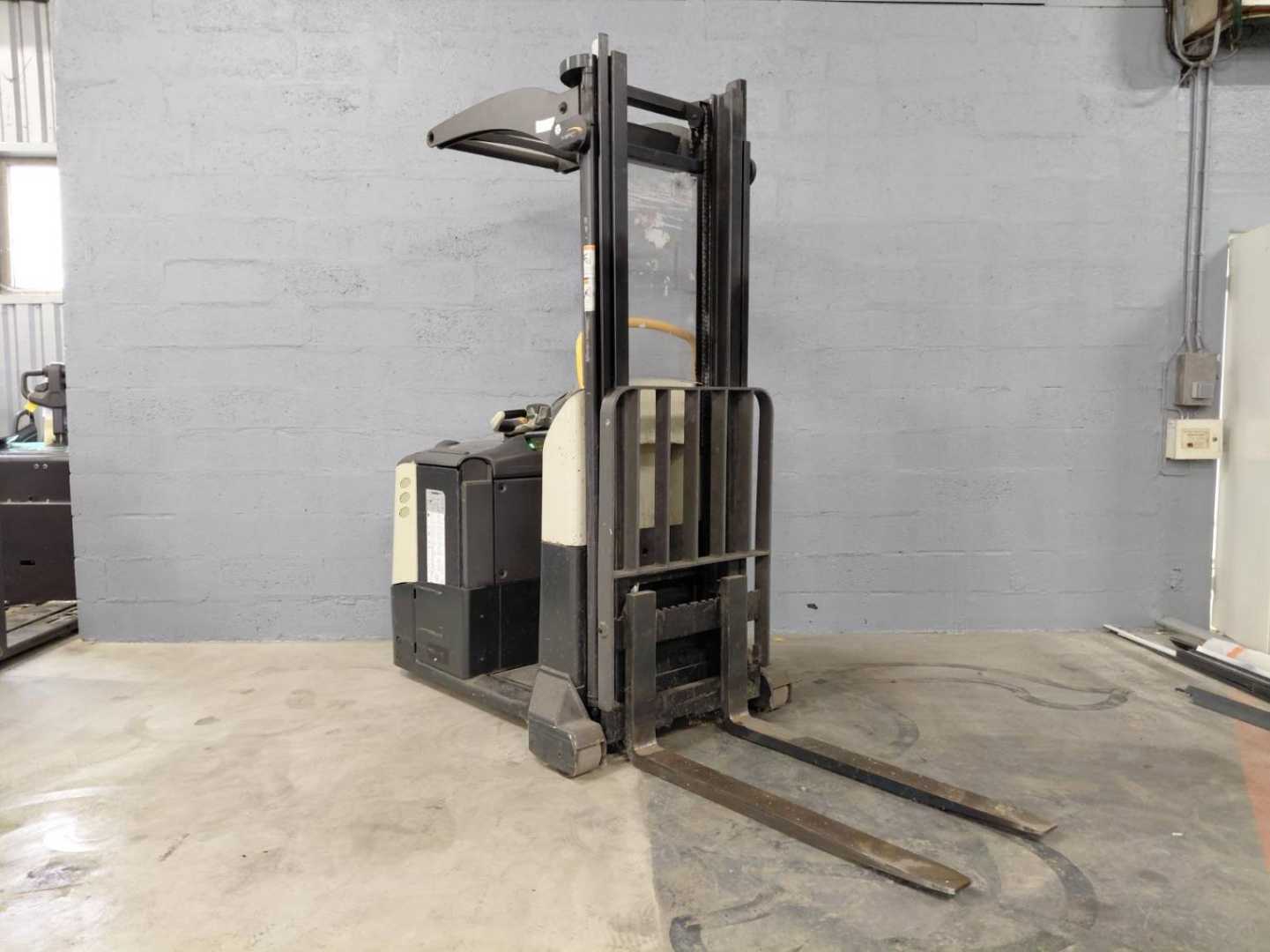 Chariot élévateur d'occasion CROWN MPC3040-12 ELEKTRO MITTELHUBKOMMISSIONIERER (12994239)