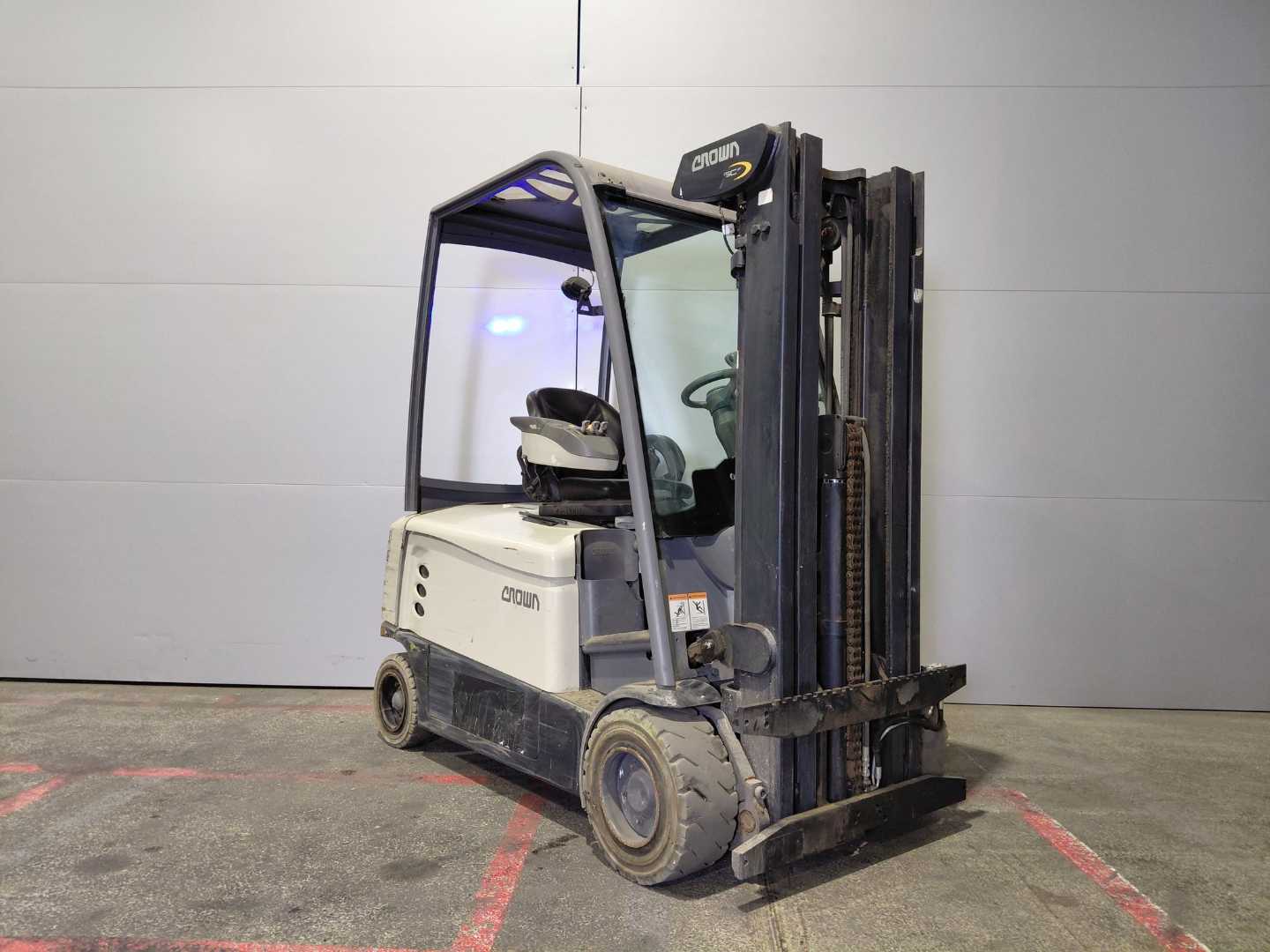 Chariot élévateur d'occasion CROWN SCF6040-16 ELEKTRO VIERRADFRONTSTAPLER (13037917)