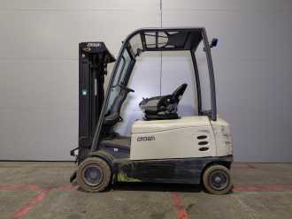 Chariot élévateur d'occasion CROWN SCF6040-16 ELEKTRO VIERRADFRONTSTAPLER (13037917)